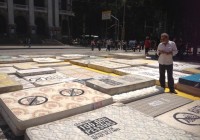Instalação que denuncia as remoções no Rio chama atenção em praça pública. (foto: Anistia Internacional)