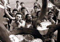 Trabalhadores escravizados em fazenda de cana-de-açúcar em Mato Grosso do Sul recebem suas refeições.(foto: João Roberto Ripper - Imagens Humanas)