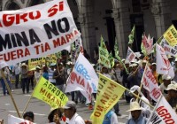 PROTESTA POR PROYECTO TIA MARIA POBLADORES DEL VALLE DE TAMBO MARCHAN EN AREQUIPA