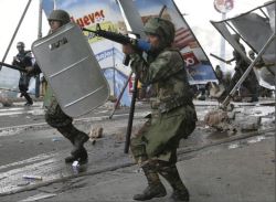 Represin. Militares apuntan sus armas a los manifestantes. Fuente: AP