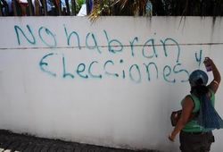 Pintada en las calles de Honduras. Rechazo a elecciones Fuente: (hondurasyfutbol.blogspot)