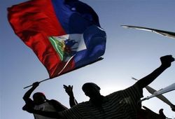 Bandera de Hait. Protesta contra la Minustah. Fuente: (www.anarkismo.net)